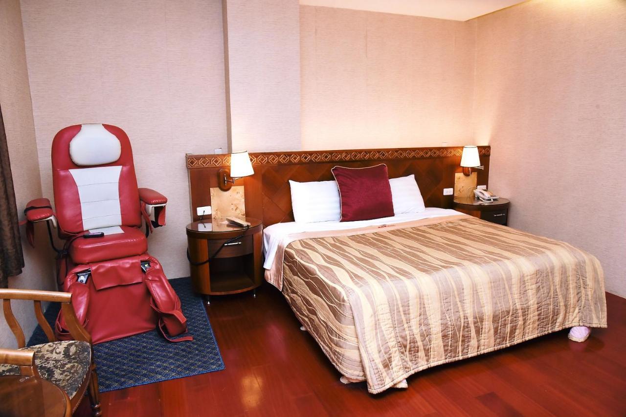 England Business Motel Yilan Exteriör bild