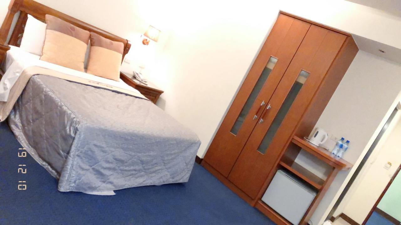 England Business Motel Yilan Exteriör bild